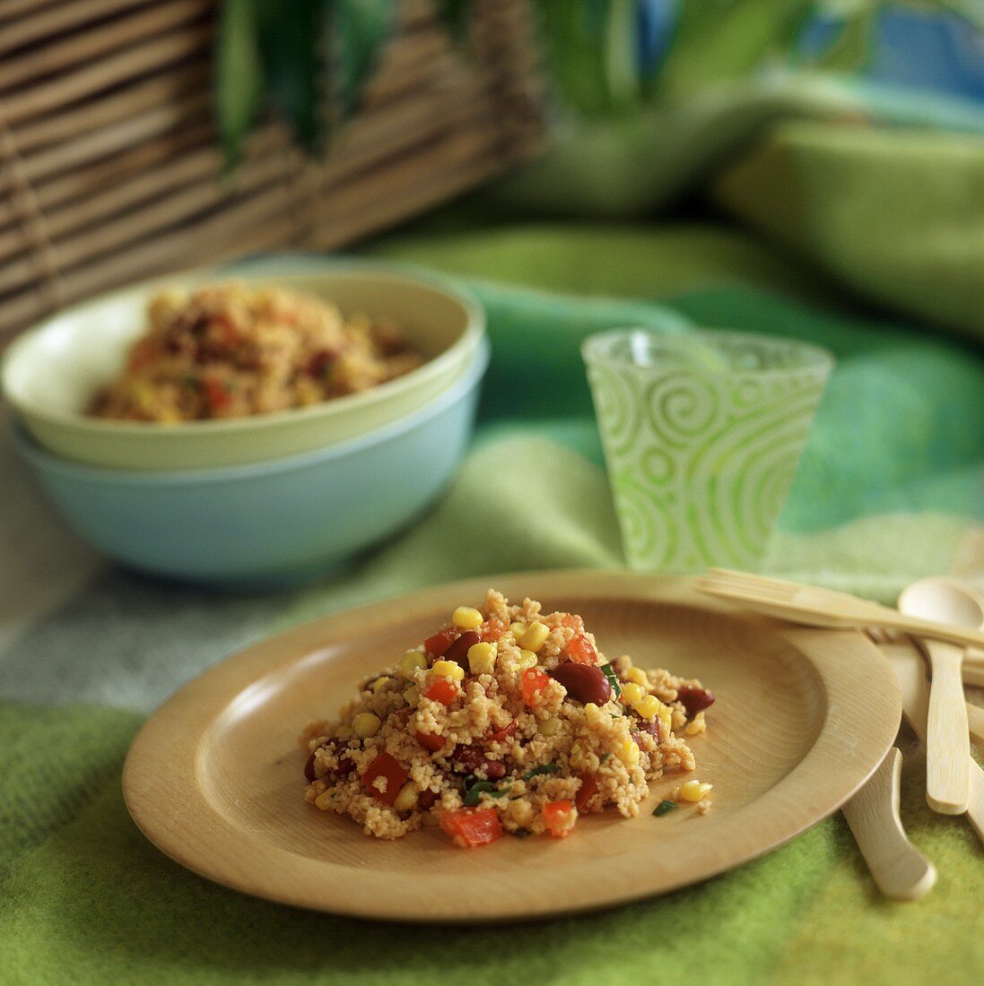 Couscoussalat mit Bohnen, Mais und Paprika