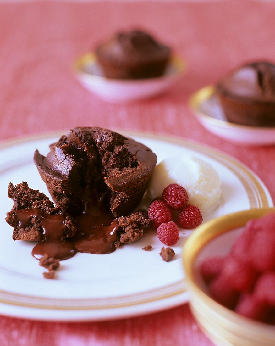 Schokoladenküchlein mit Schokoladensauce und Himbeeren
