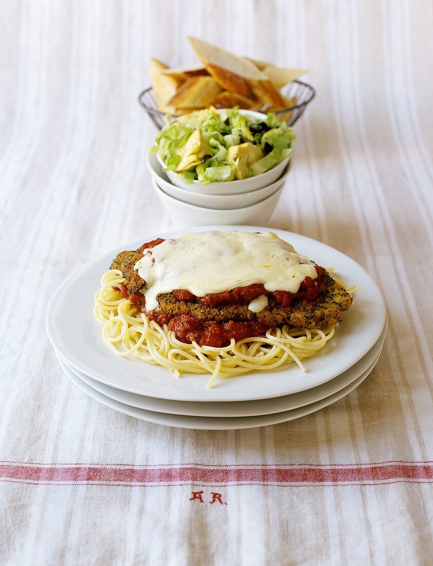 Hähnchenschnitzel mit Tomatensauce und Käse auf Spaghetti