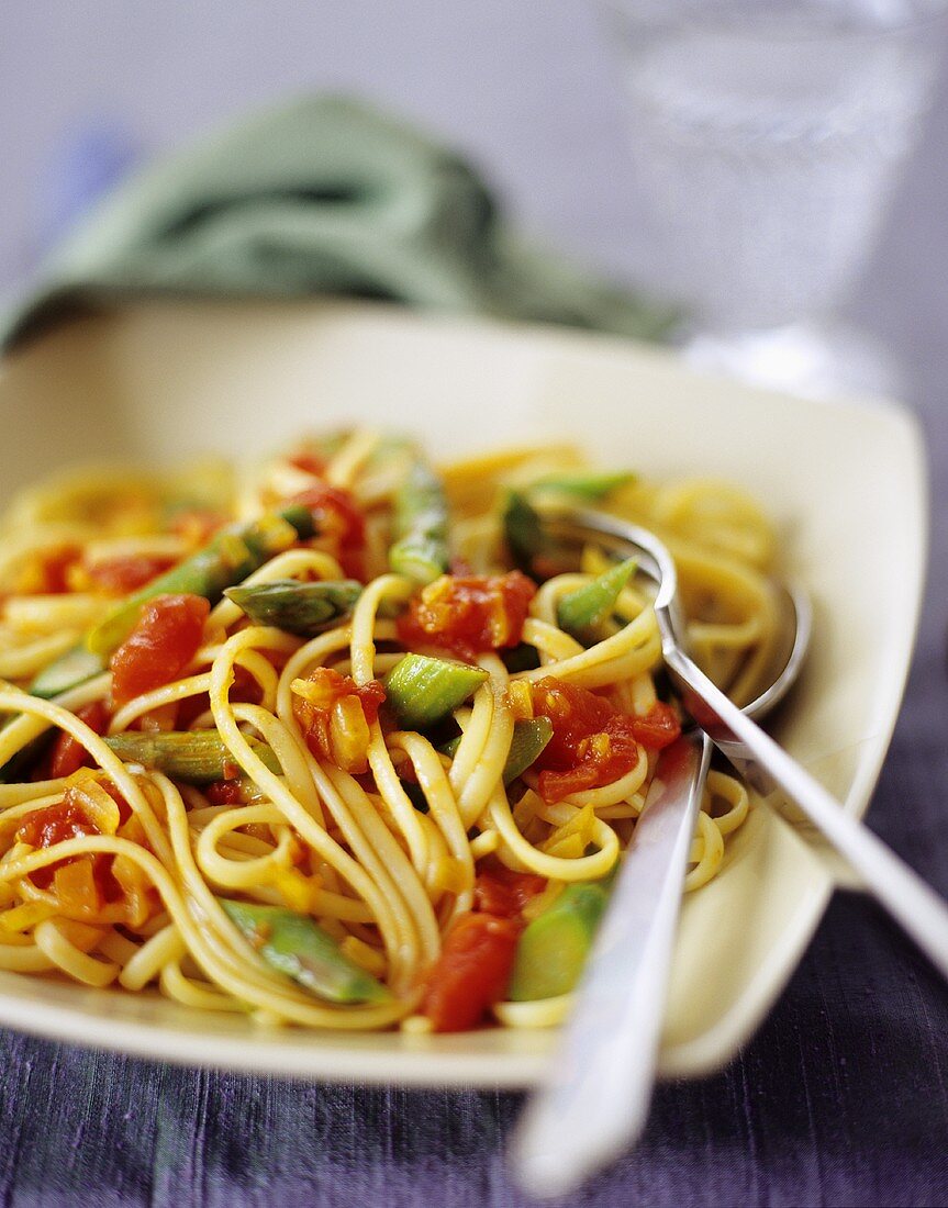 Spaghetti with tomatoes and green asparagus