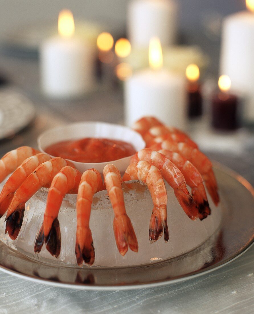 Eisgekühlte Shrimps mit Cocktailsauce bei Kerzenlicht