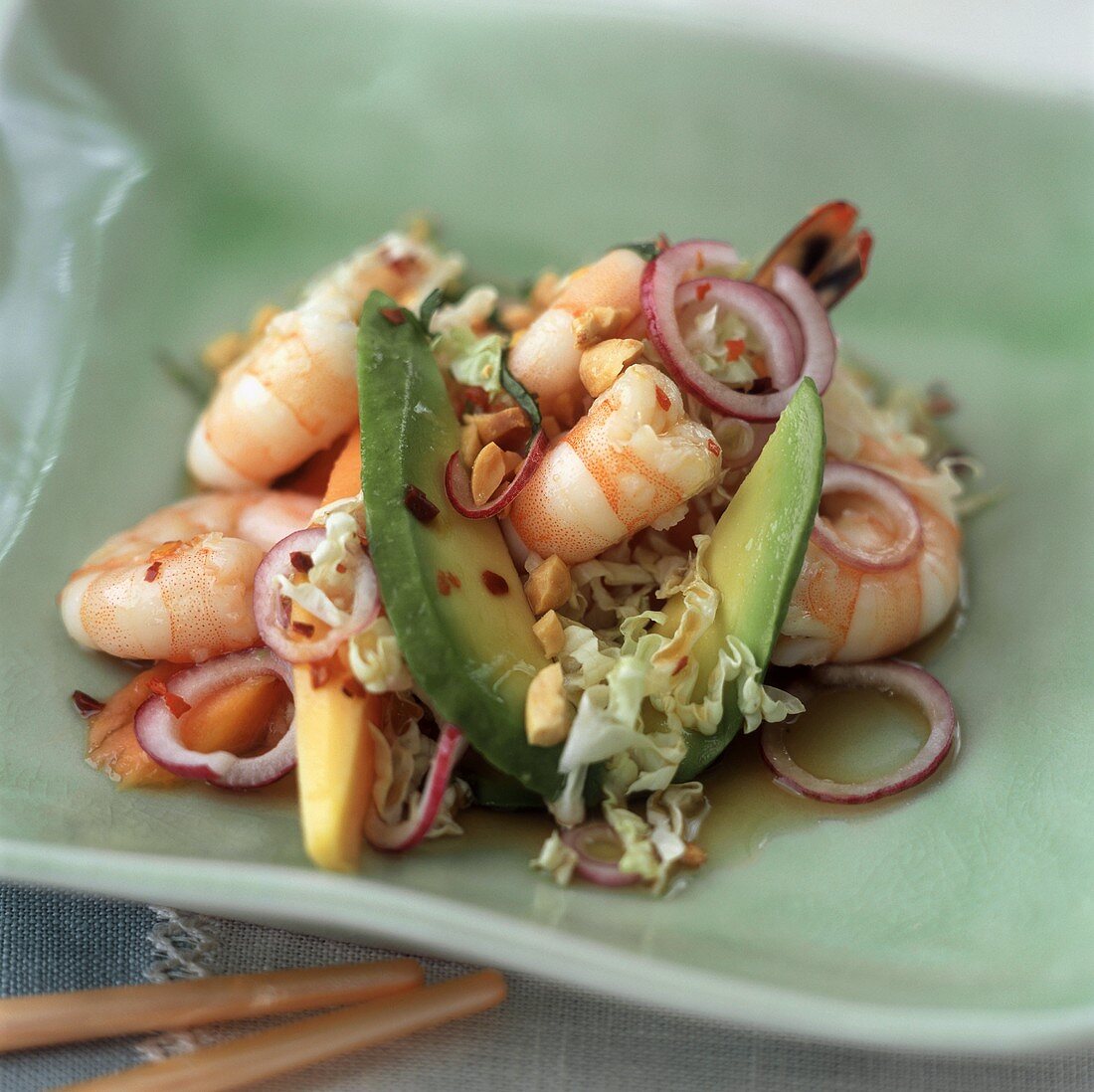Shrimp and avocado salad with peanuts and red onions
