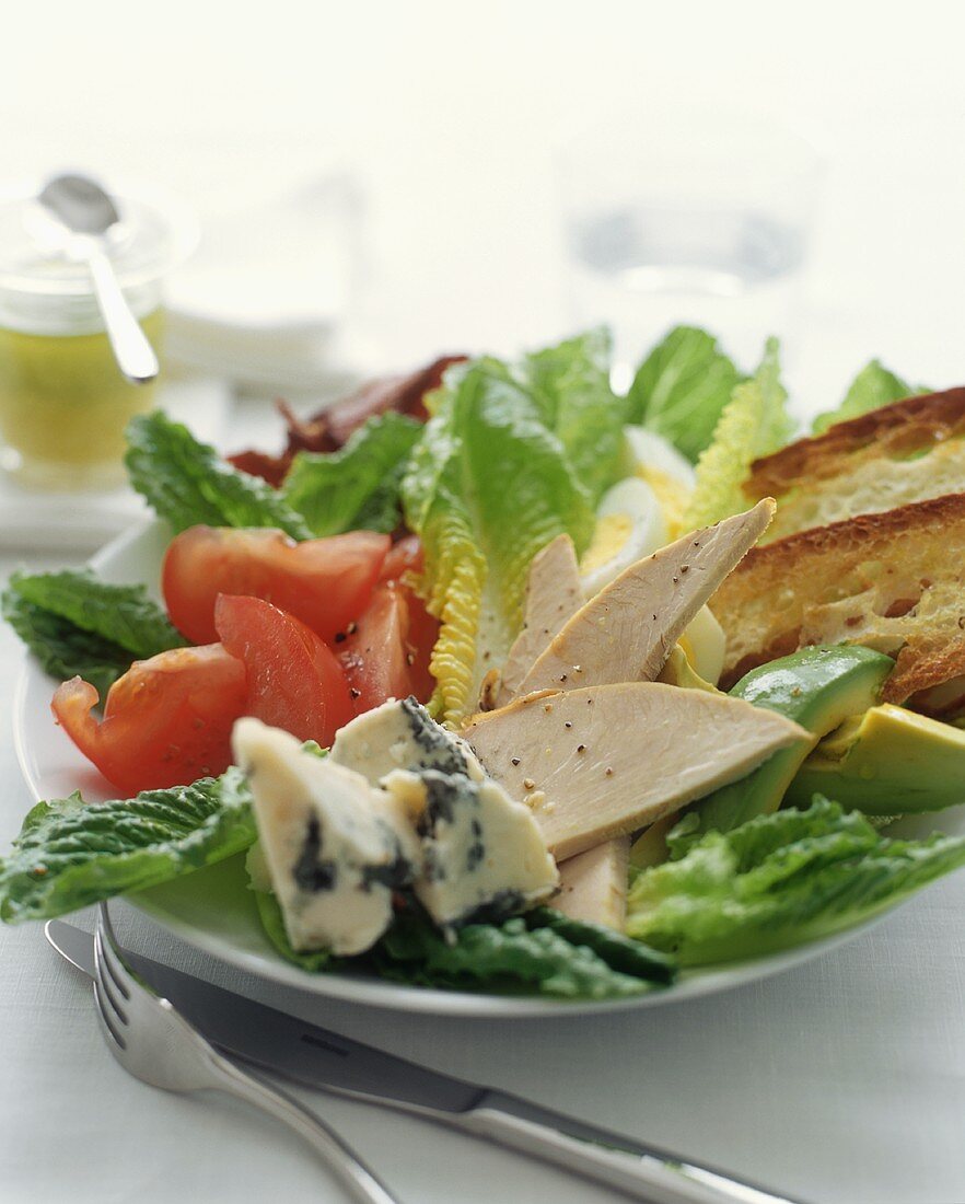 Romanasalat mit Hähnchen, Gorgonzola, Avocado, Tomaten, Brot