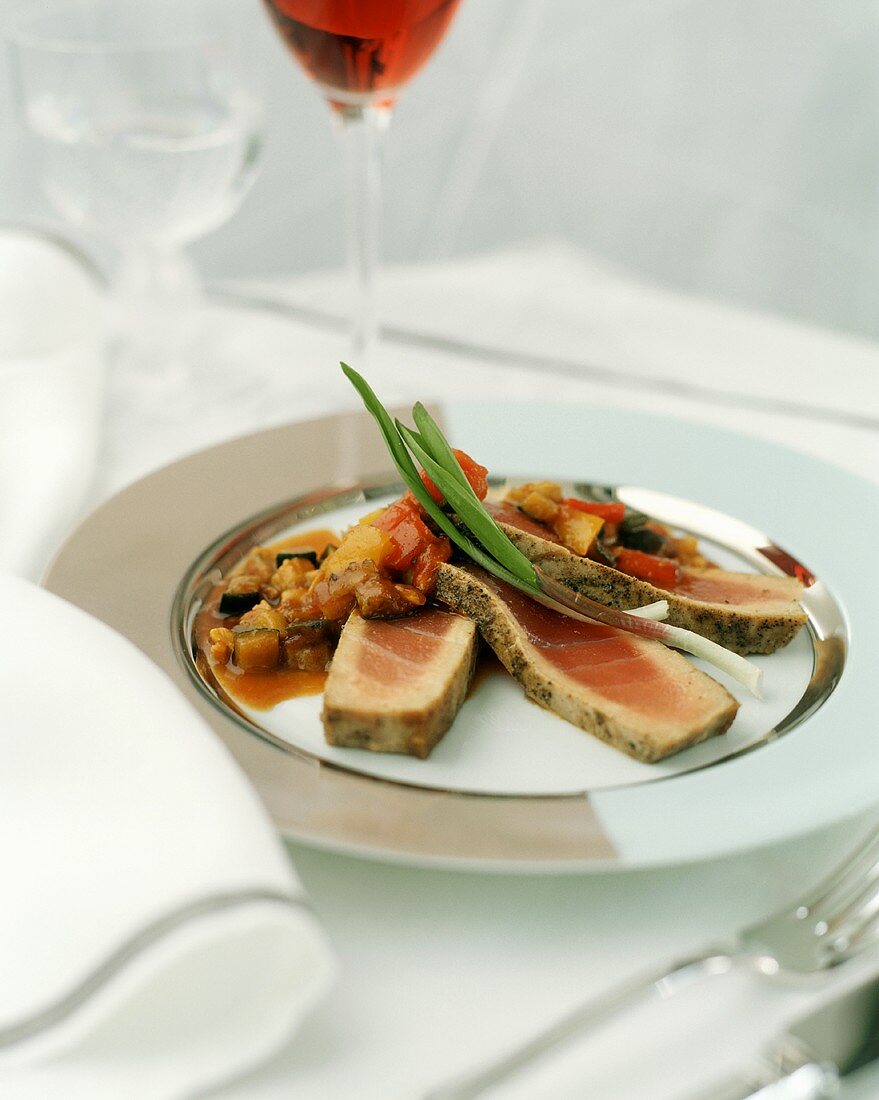 Thunfisch mit Zucchini-Paprika-Sauce