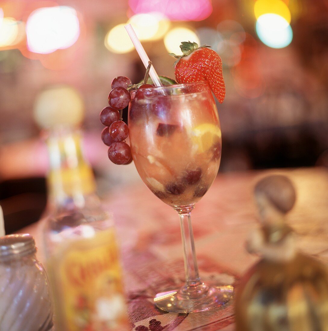 Cocktail mit Tequila und frischen Früchten im Weinglas