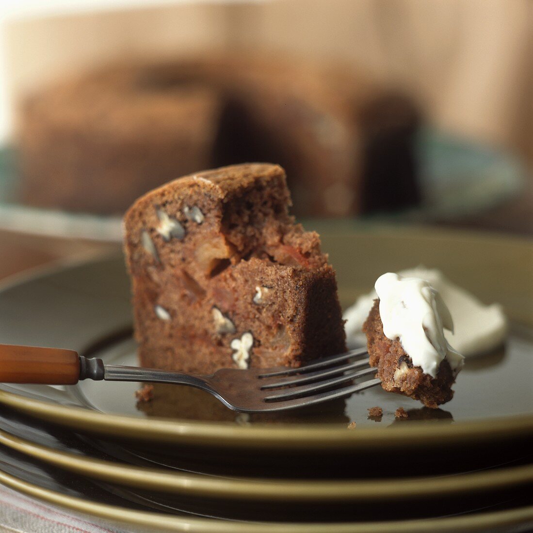 Stück Möhren-Nuss-Kuchen mit Schlagsahne