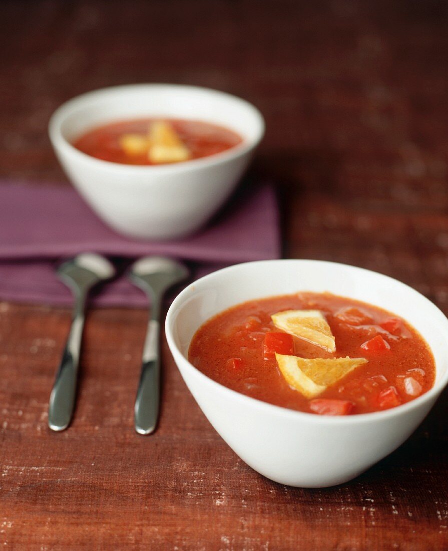 Tomatensuppe mit Orangenschnitzen