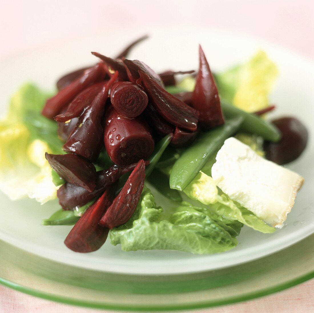 Beetroot salad with sugar snap peas and cheese