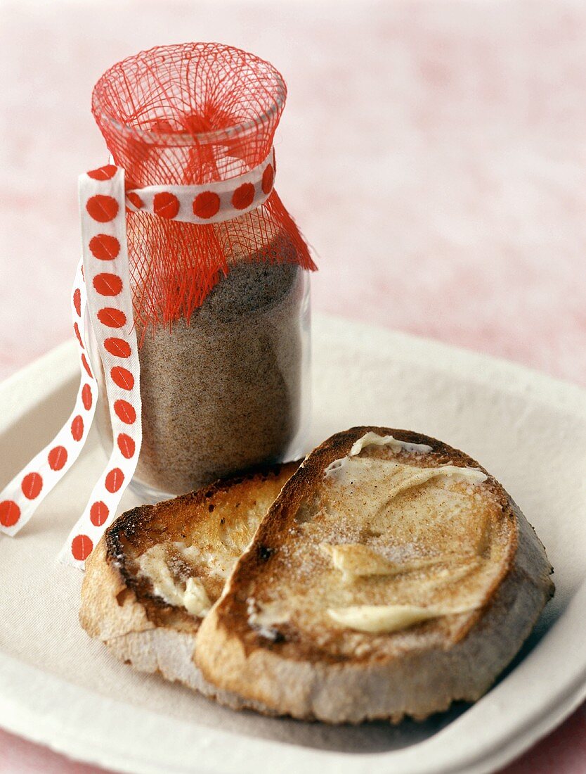 Toast mit Butter und Zimtzucker, Glas Zimtzucker als Geschenk