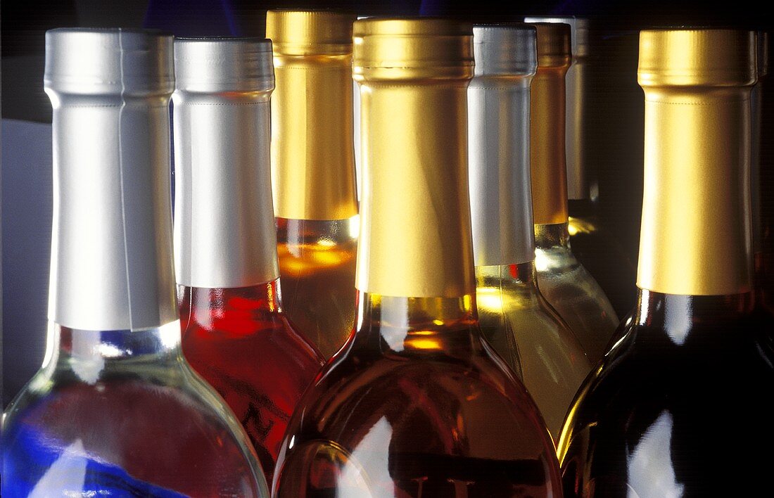 Verschiedene Weinflaschen in Reihen (nur Flaschenhälse)