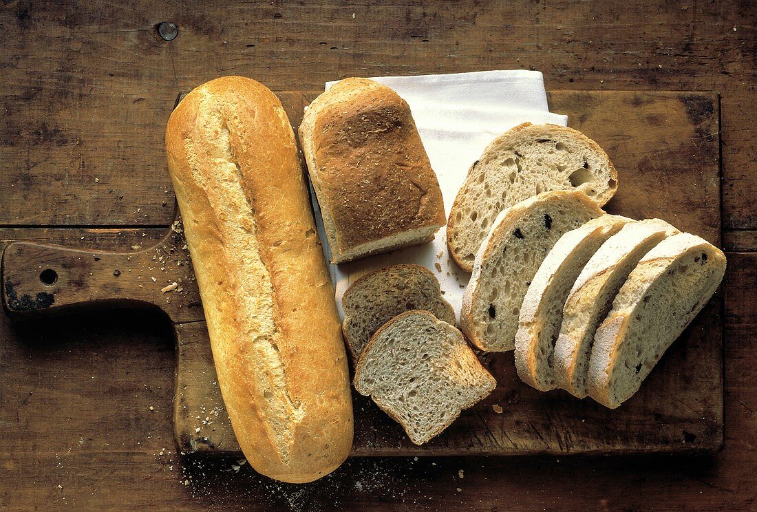 Verschiedene helle Brote, teilweise in Scheiben geschnitten