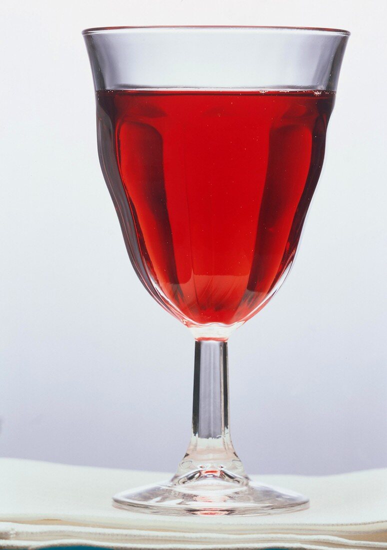 Ein Glas Cranberrysaft