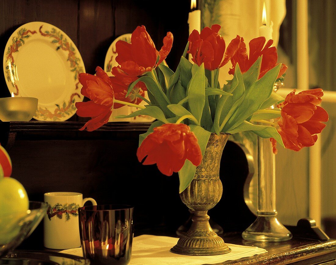 Rote Tulpen in Vase auf Kommode als Weihnachtsdeko