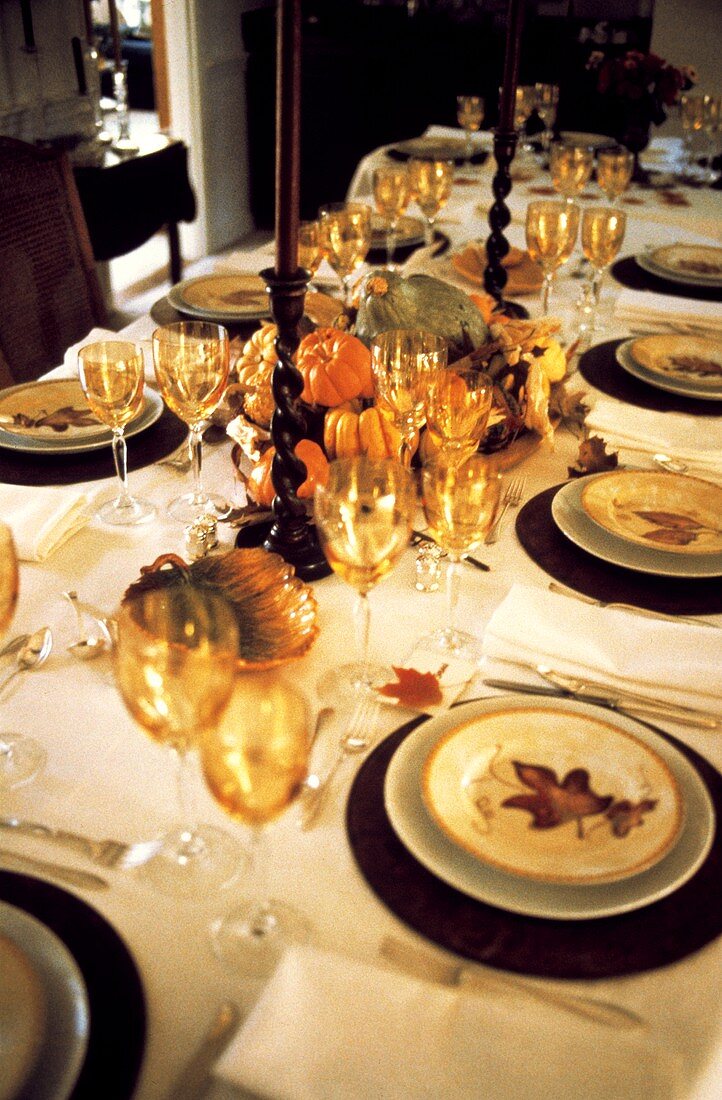 Herbstlich gedeckter Tisch zum Erntedankfest mit Kürbissen