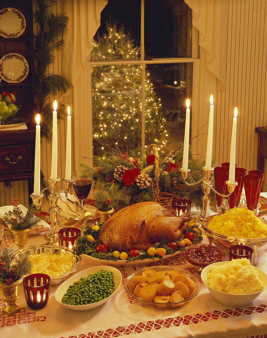 Weihnachtsbuffet mit gebratenem Truthahn & vielen Beilagen