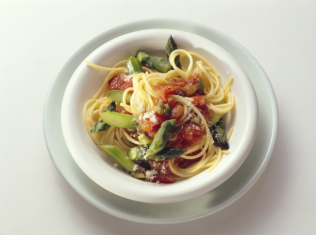 Spaghetti alla lombarda (Nudeln mit grünem Spargel, Italien)