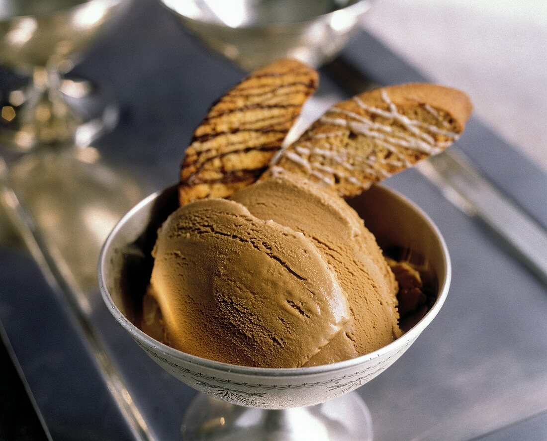 Cappuccino-Eis mit Biscotti in Eisschale