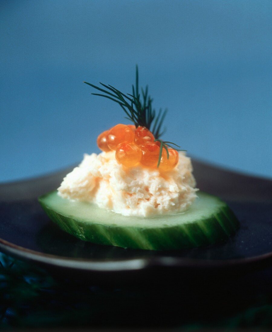 Lachsmousse mit Lachskaviar auf Gurkenscheibe