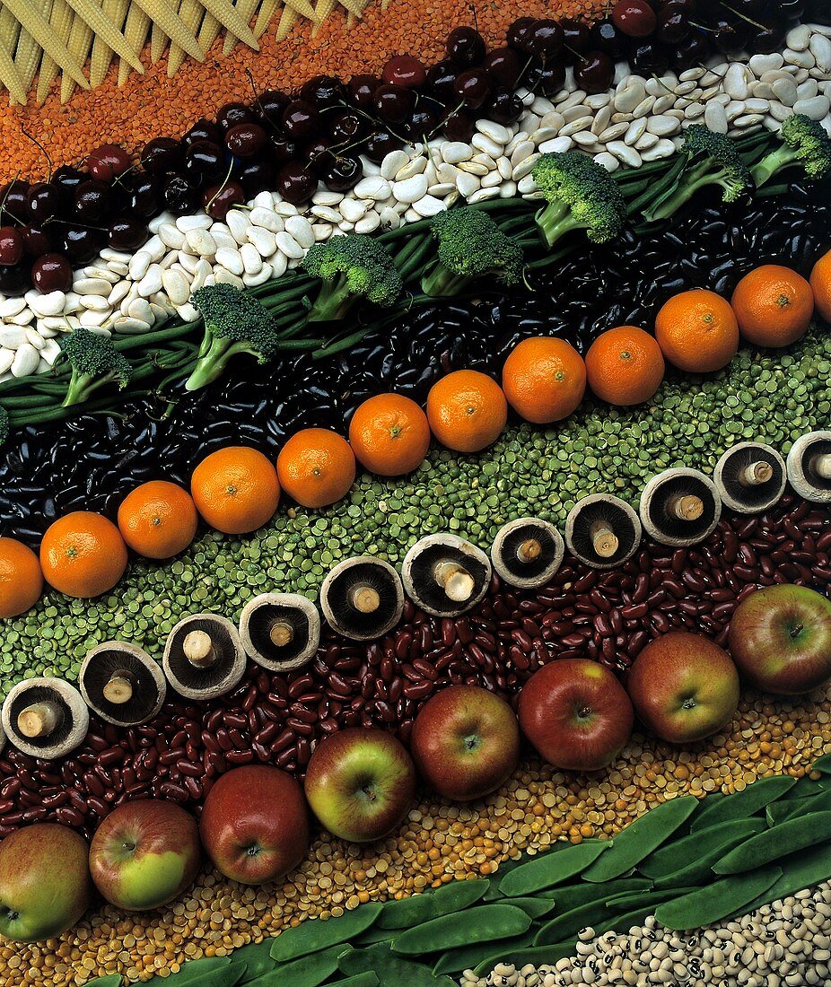 Früchte, Brokkoli, Pilze und Hülsenfrüchte in Reihen