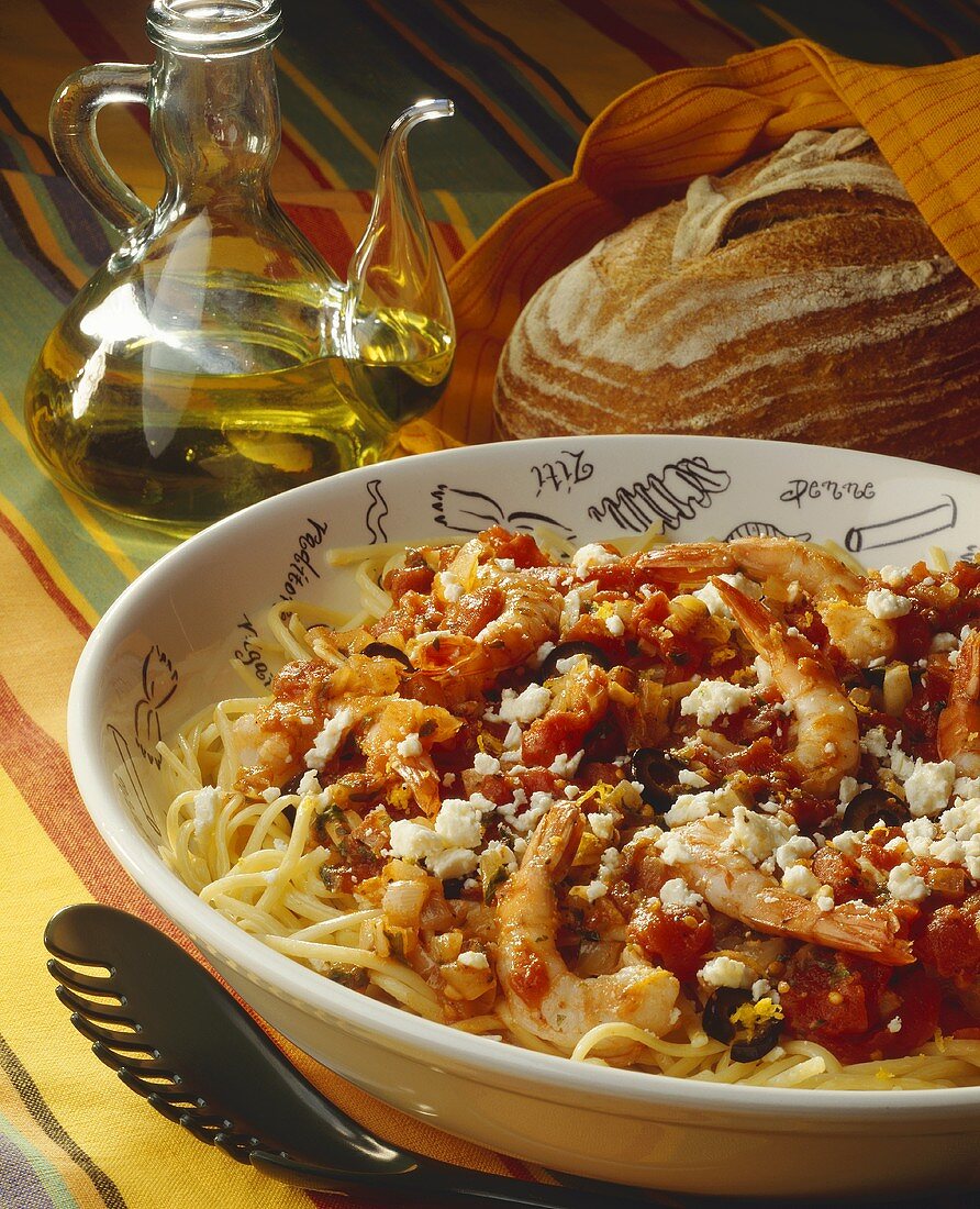 Spaghetti mit Tomatensauce, Shrimps und Feta