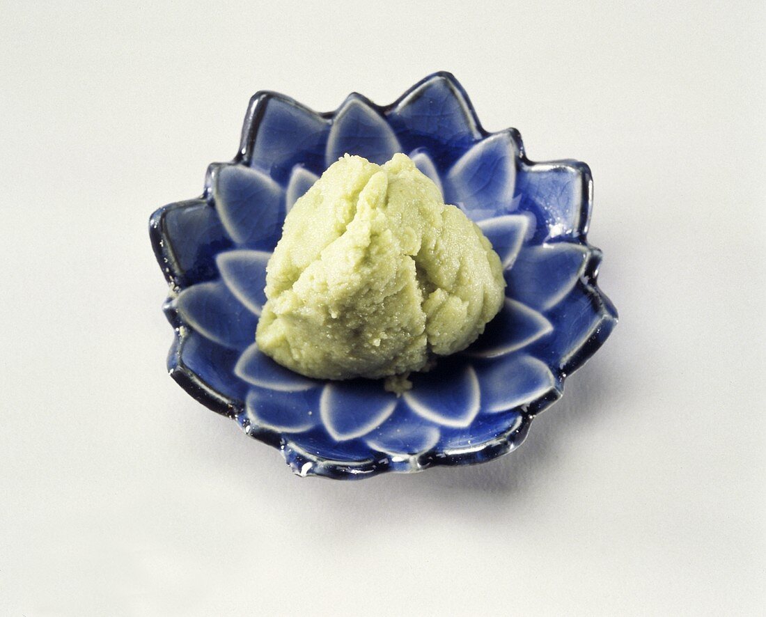 Wasabi Paste auf blütenförmigem Schälchen