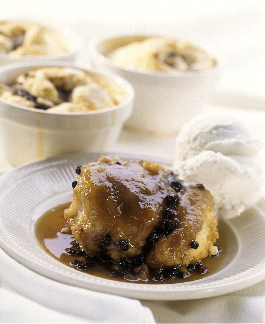 Gestürzter Johannisbeerkuchen mit Sauce und Eis auf Teller