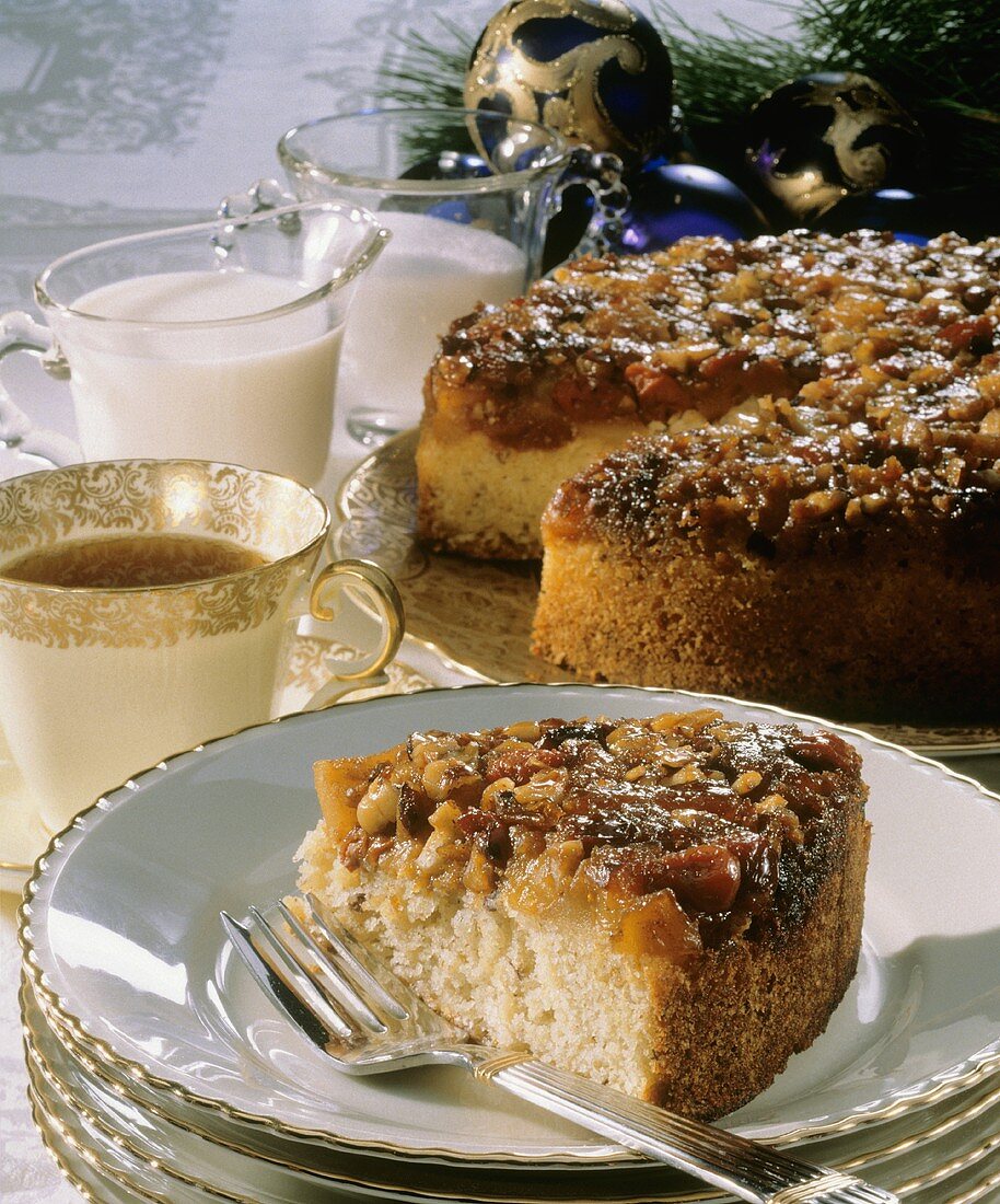 Cranberrykuchen auf Teller; Teetasse; Milch