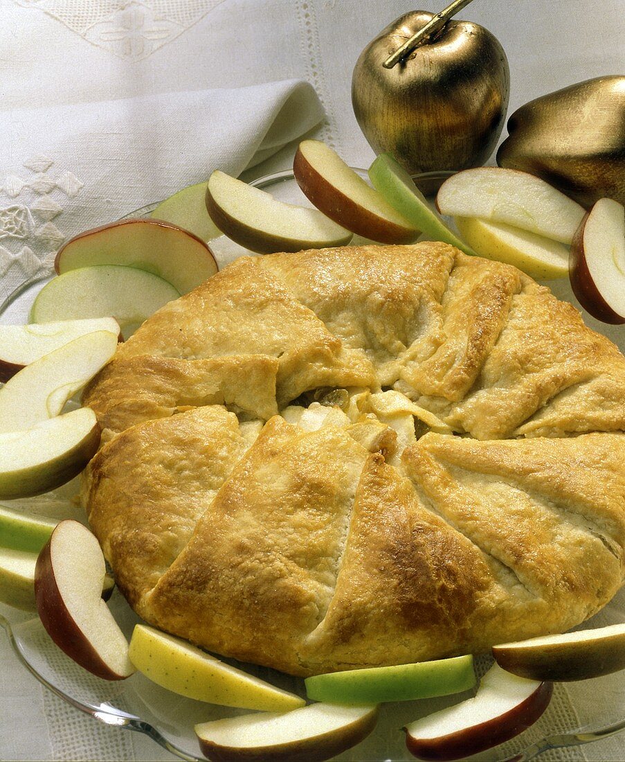 Gedeckter Apfelkuchen mit frischen Apfelschnitzen