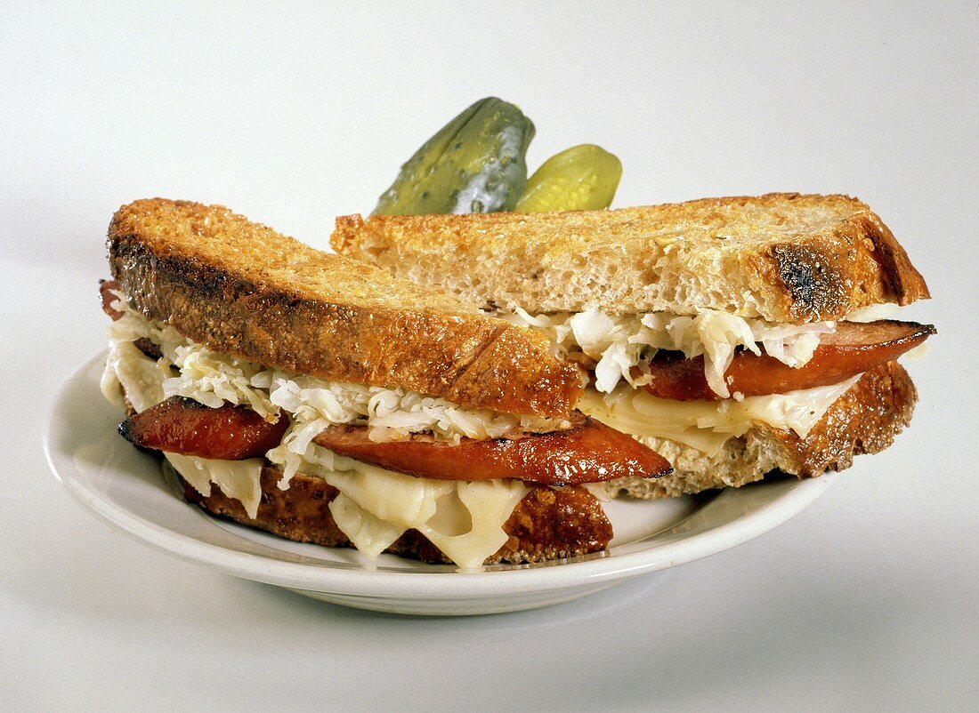 Sandwich gefüllt mit Wurst (Kielbasa), Käse & Sauerkraut