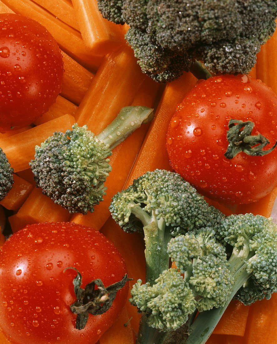 Frische Tomaten und Karottenstäbe