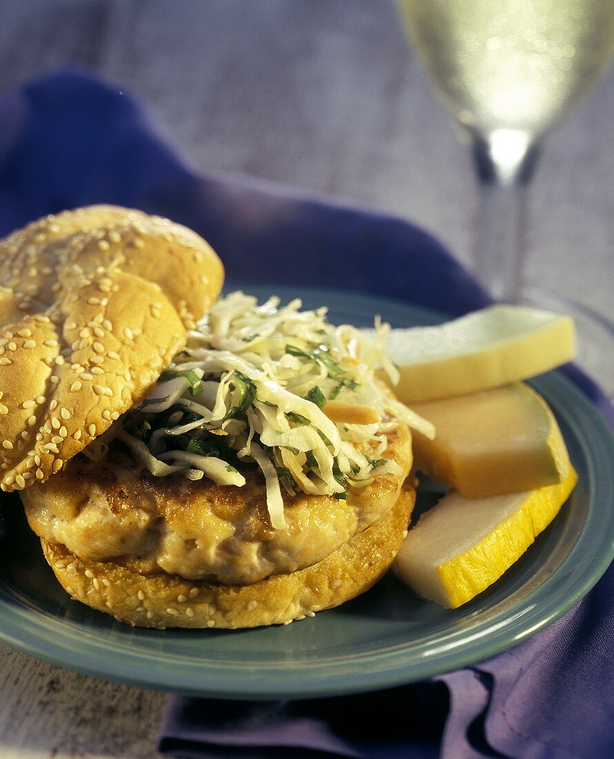 Putenburger mit Kohlsalat auf Teller