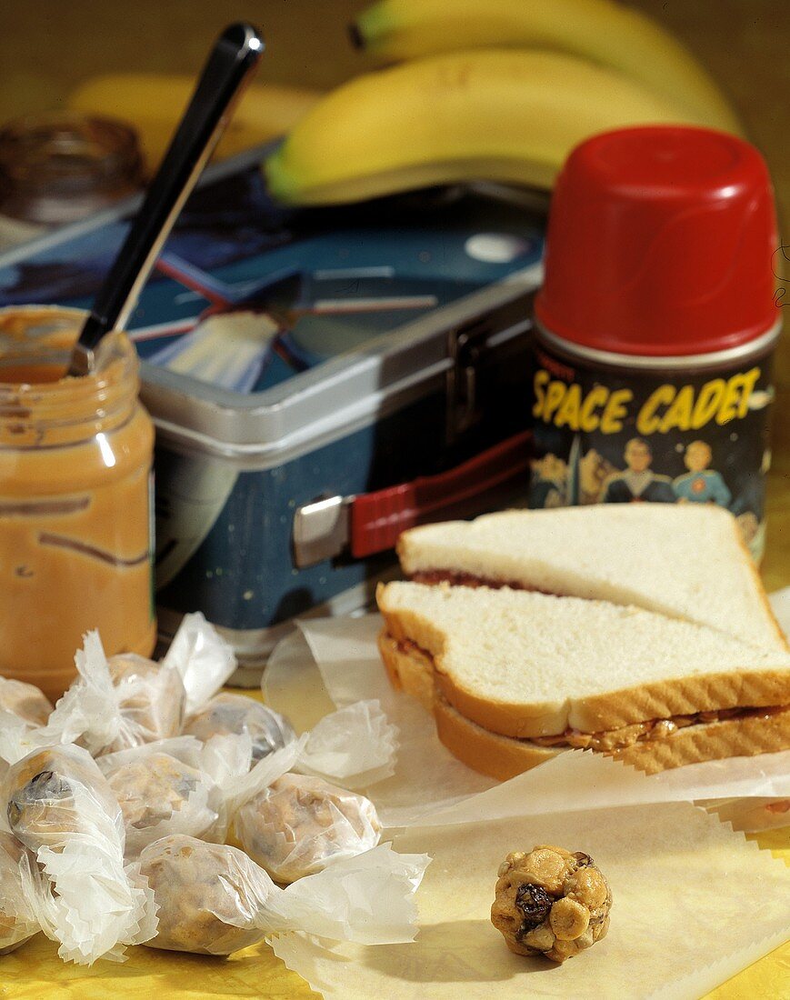 Erdnussbuttersandwich, Lunchbox und Süssigkeiten