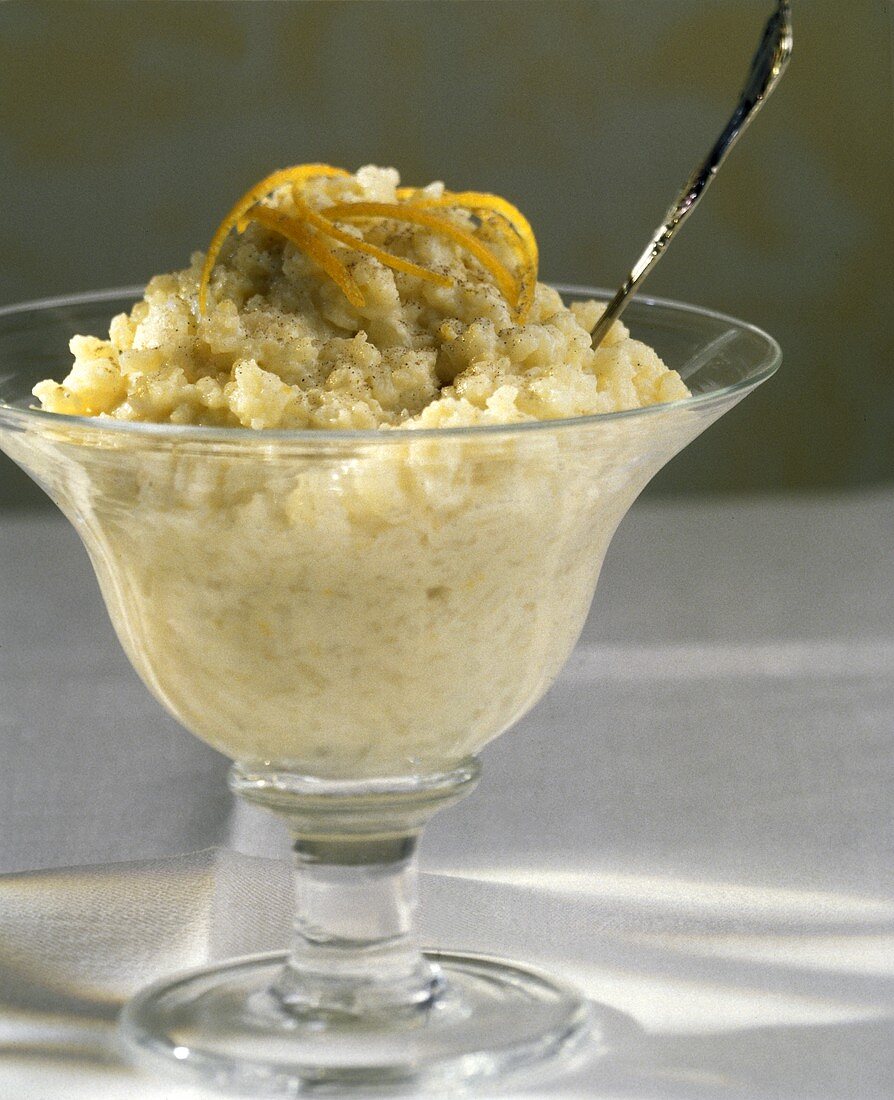 Reispudding mit Zitronenzesten in einer Glasschale