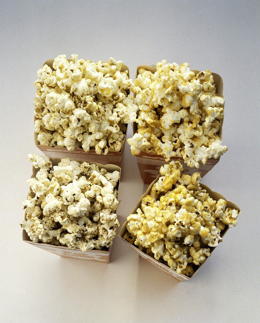 Vier verschiedene Popcornsorten in Schachteln