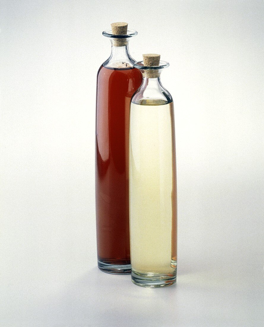 Zwei verschiedene Essigflaschen