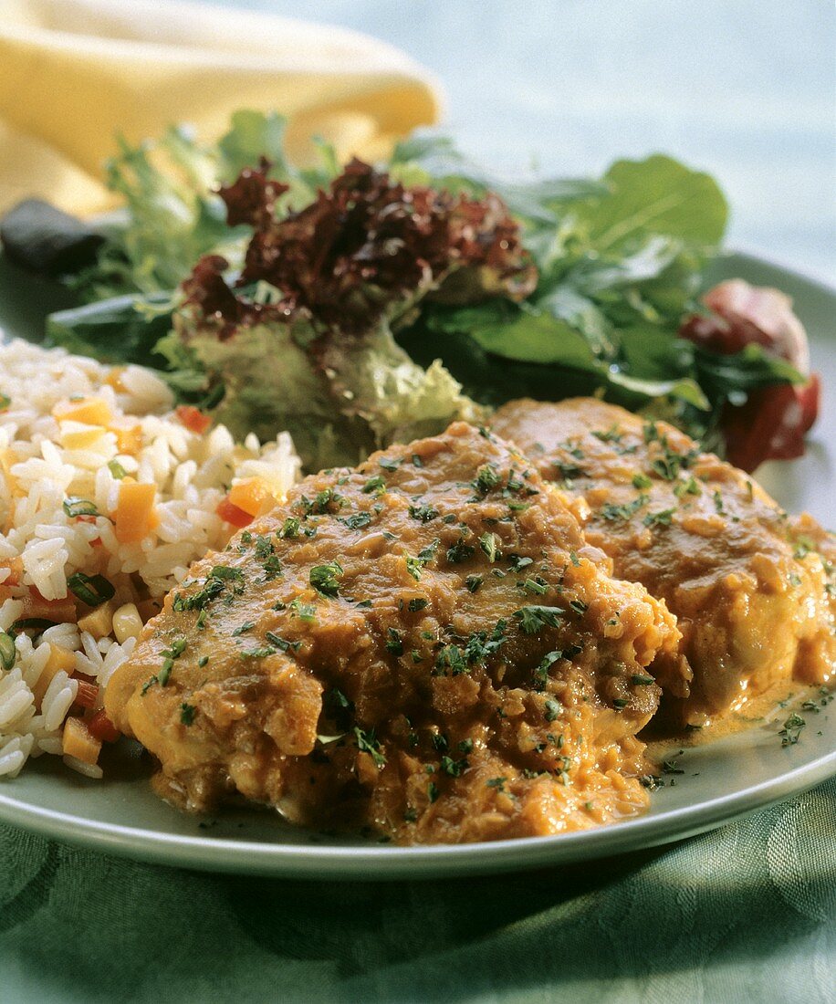 Hähnchen mit Sauce, Gemüsereis und gemischtem Blattsalat