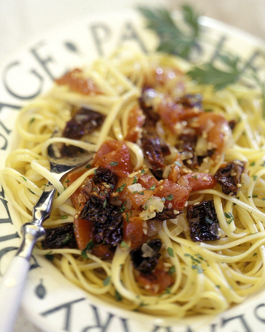 Spaghetti alla tropeana (Nudeln mit getrockneten Tomaten)