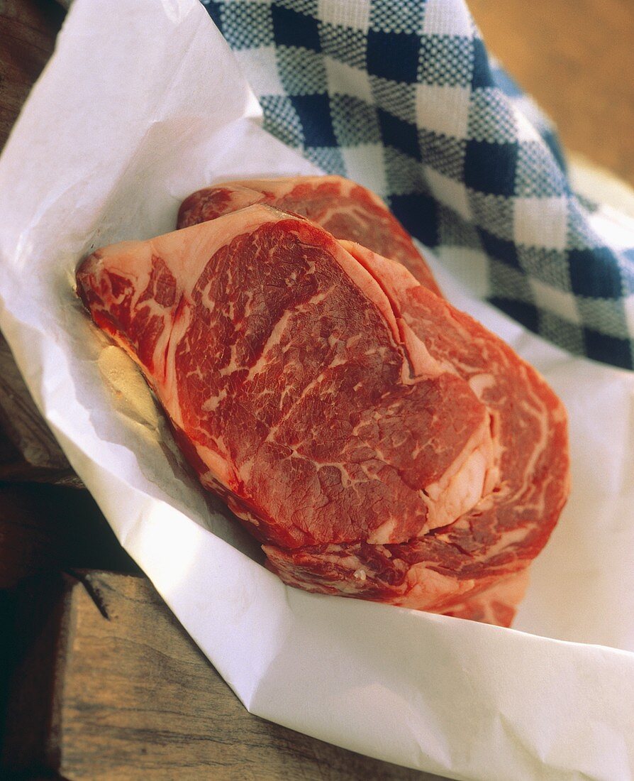 Rib Eye Steak auf Papier