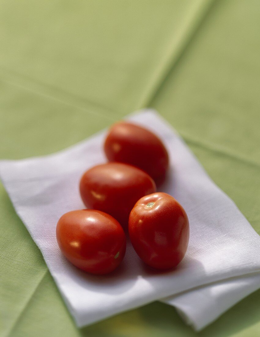 Eiertomaten auf weißem Mullstoff