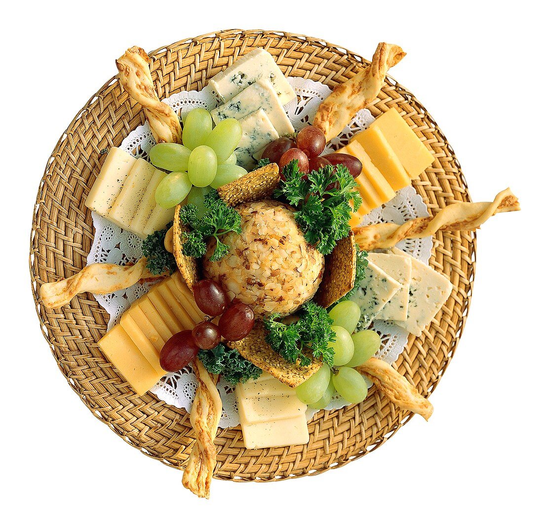 Käseplatte mit Petersilie, Trauben & Käsegebäck garniert