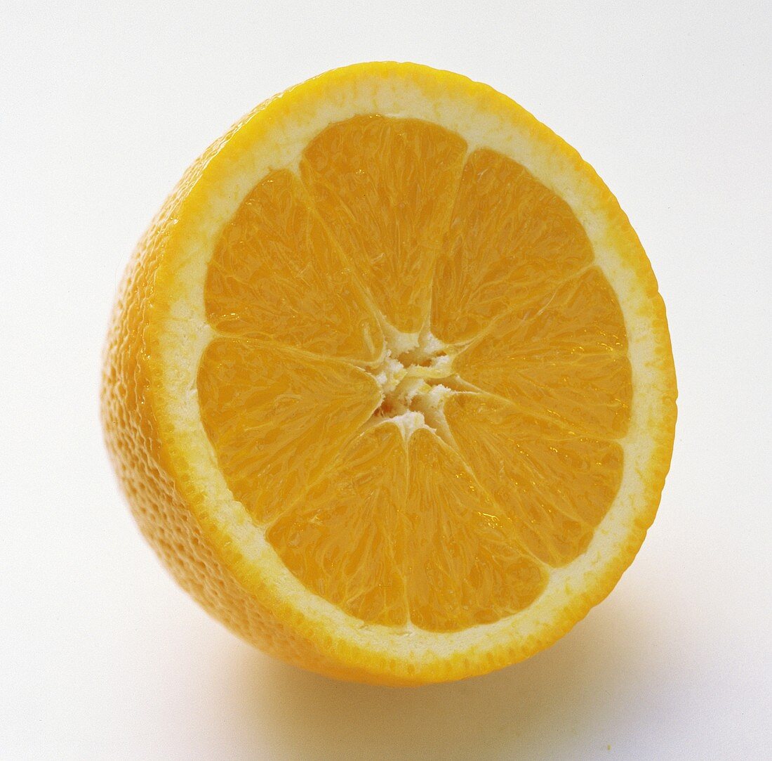 Eine halbierte frische Orange