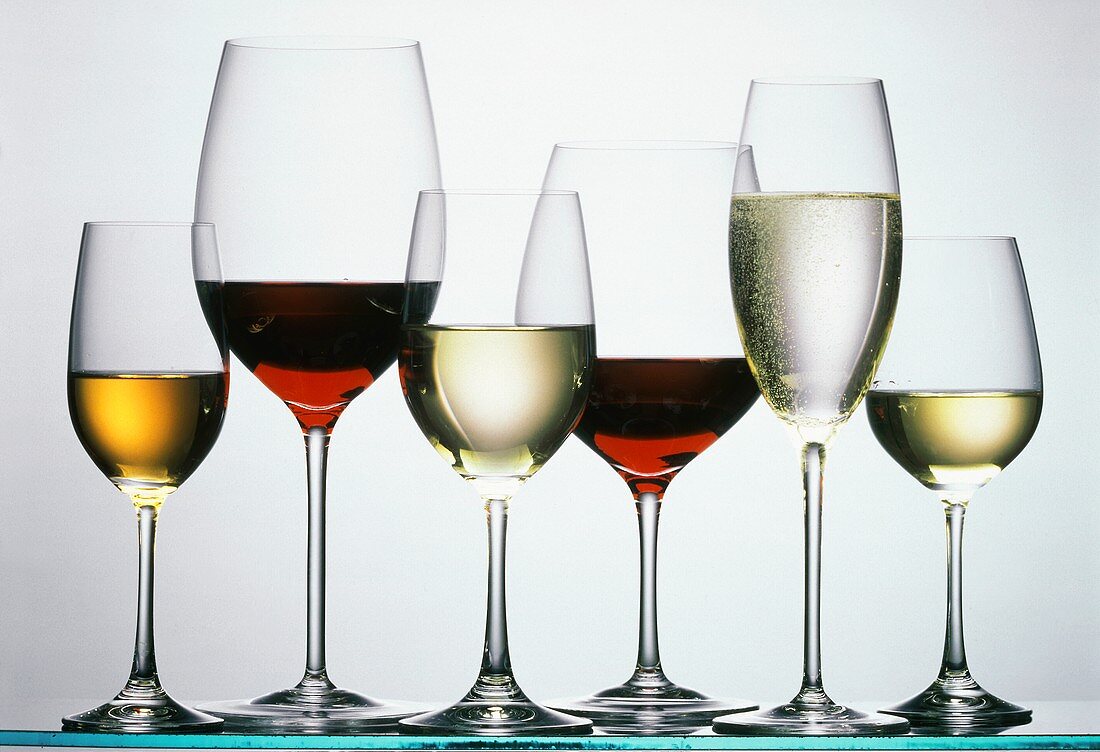Weißwein- und Rotweingläser, Sektglas und Sherryglas
