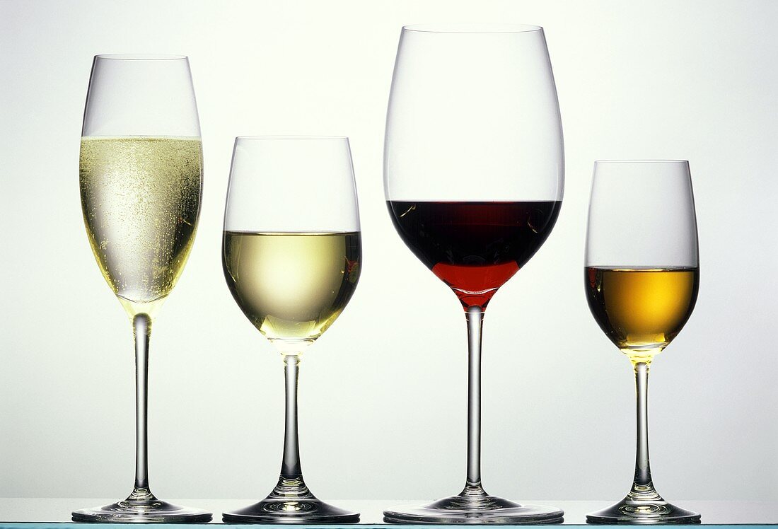 Sherry, Rotwein, Weißwein und Sekt in je einem Glas