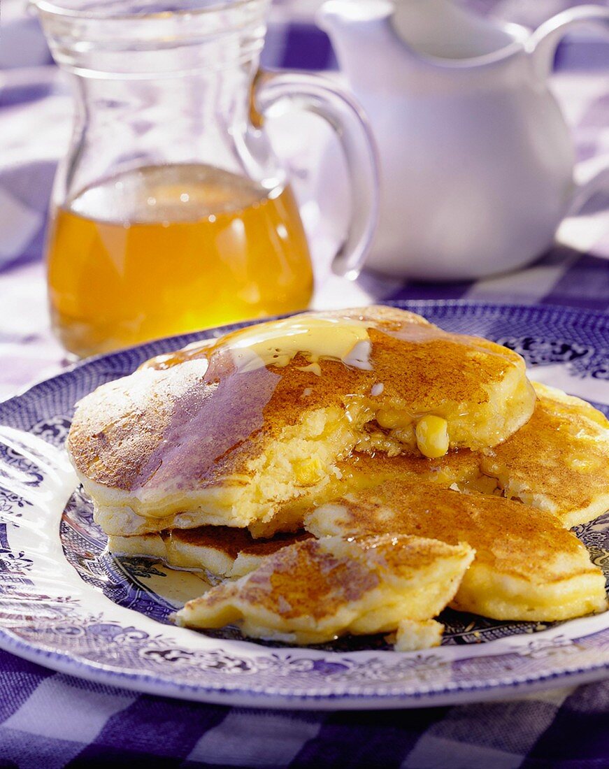 Maispfannkuchen (Corn Pancakes) mit Ahornsirup auf Teller