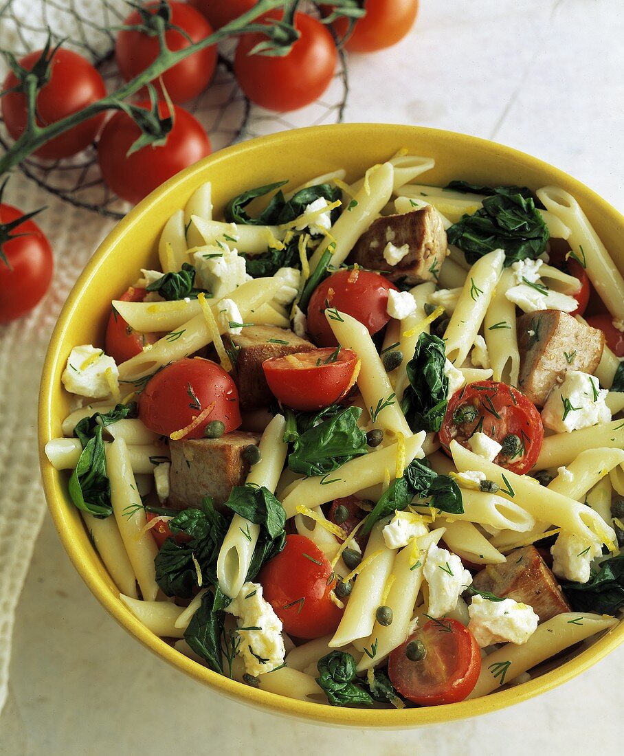 Mediterraner Pastasalat mit Gemüse und Thunfisch