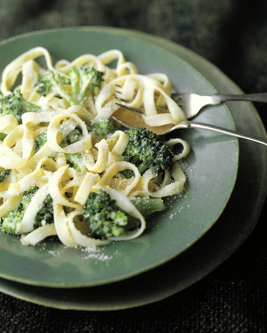 Fettuccine ai broccoletti (Fettuccine with broccoli and cheese)