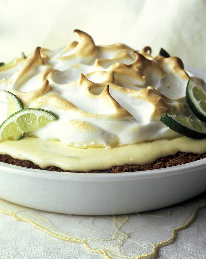 Limettenkuchen mit Baiser (Key Lime Pie) in der Backform