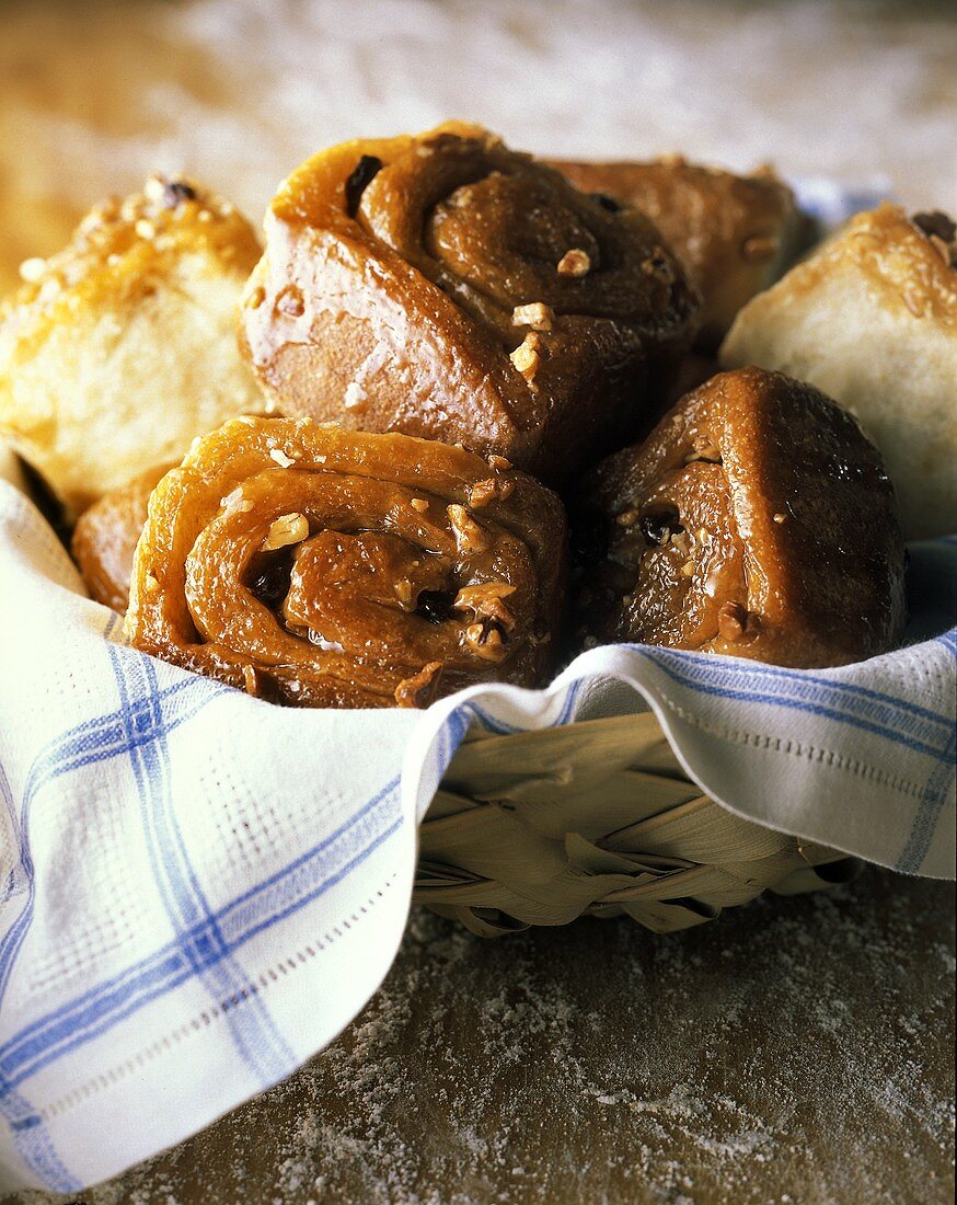 Nuss-Zimt-Schnecken im Brotkorb