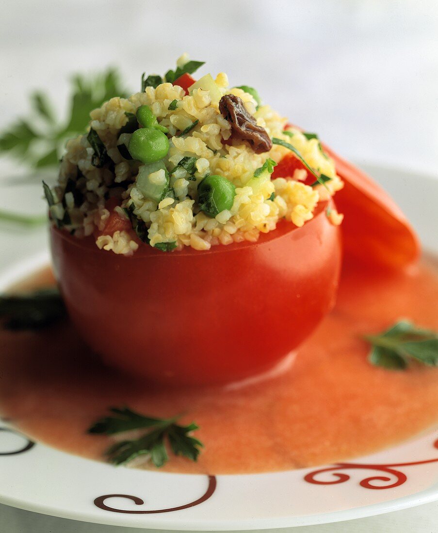 Tomate mit Bulgur-Gemüse-Füllung auf Tomatensauce