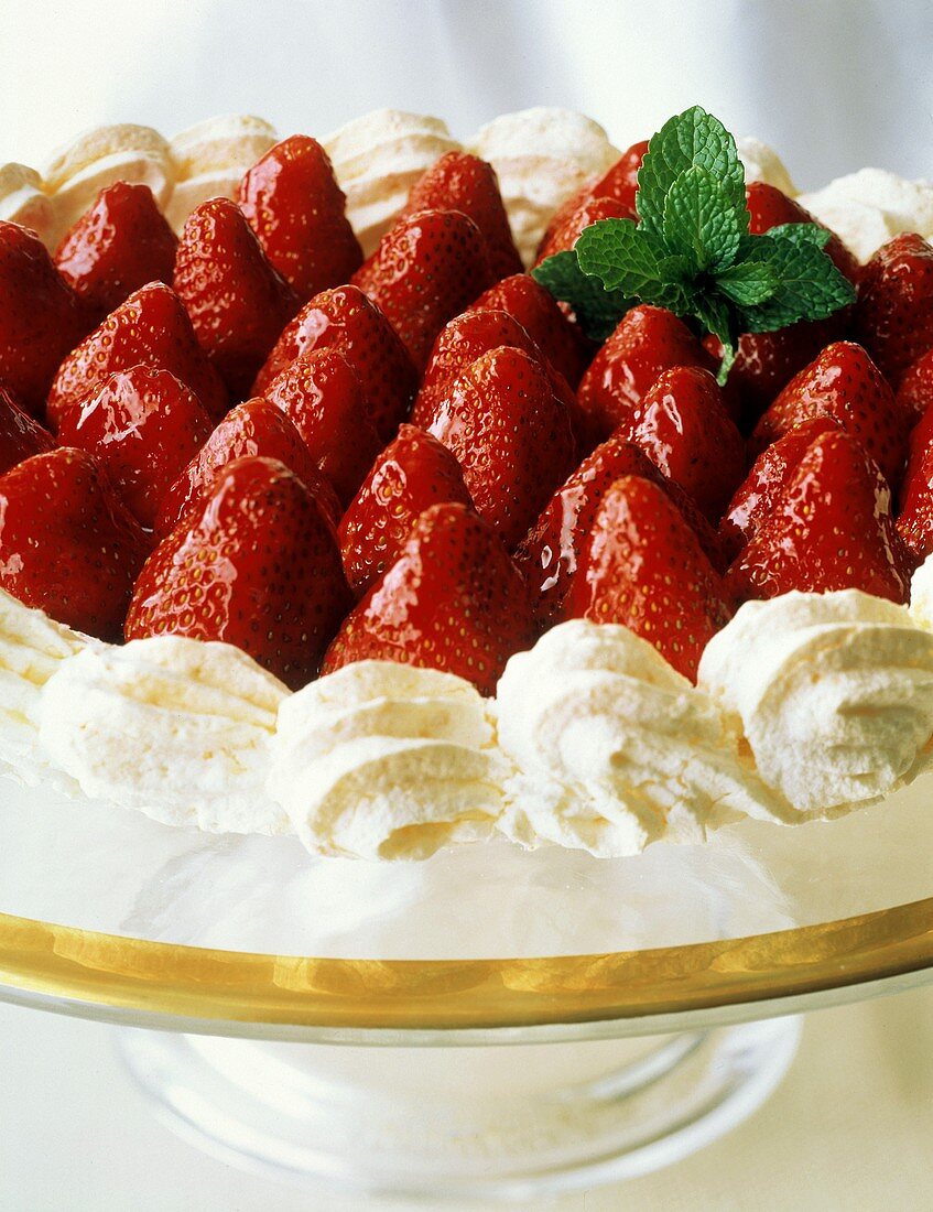 Erdbeer-Baiser-Torte mit frischen Erdbeeren & Minzeblättchen
